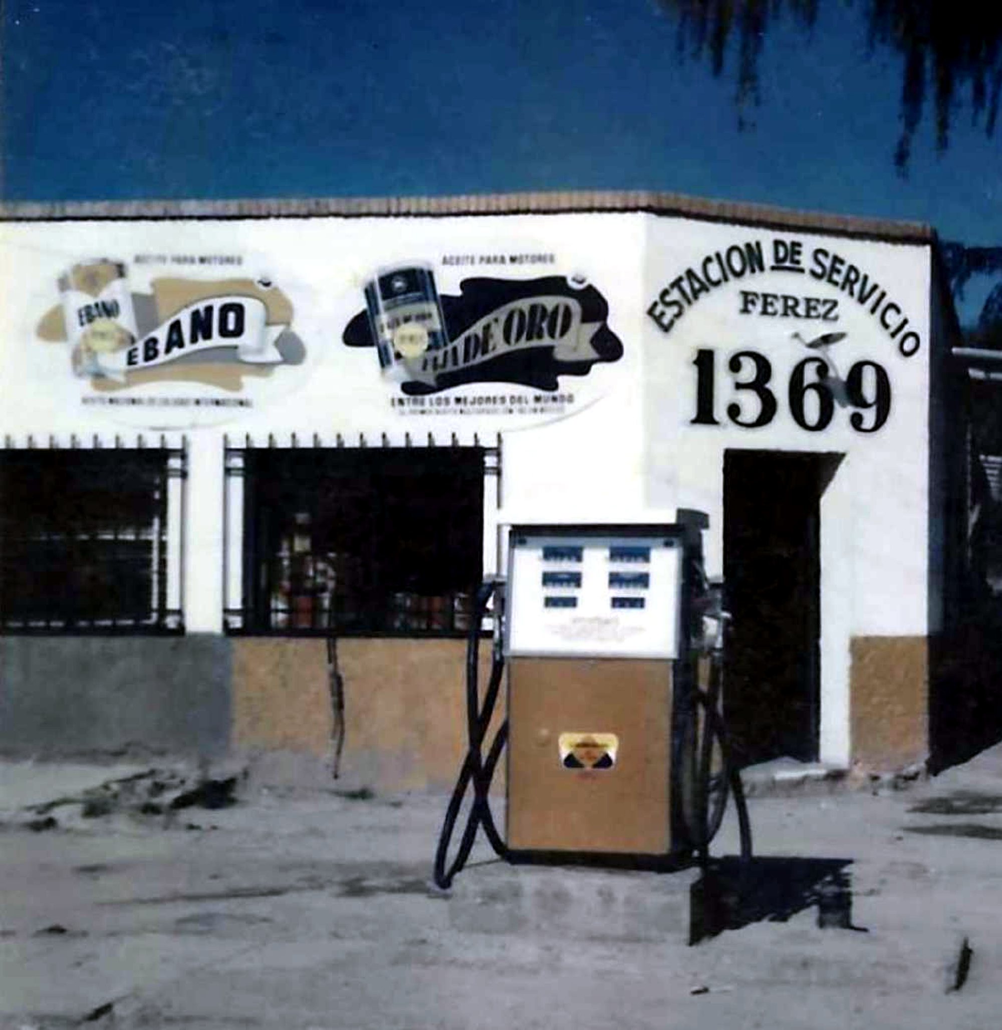 Primera estación Ferez en Rubio, con la bomba de gasolina original y la barda de Petróleos Mexicanos
